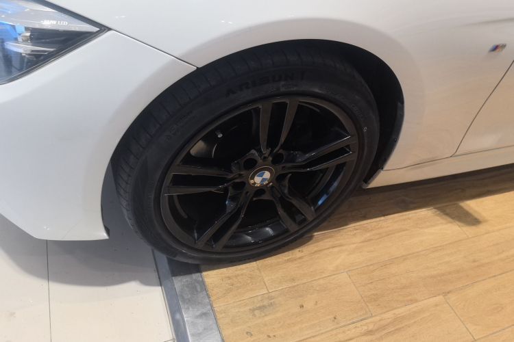 宝马3系 2019款 320i M运动曜夜版车身外观6007