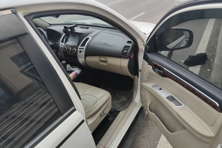 三菱 帕杰罗·劲畅 2013款 3.0L 自动两驱豪华版局部细节9005