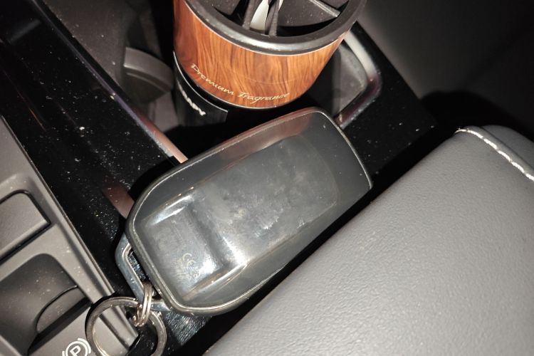 丰田 凯美瑞 2024款 双擎 2.0HE 精英版中控内饰11