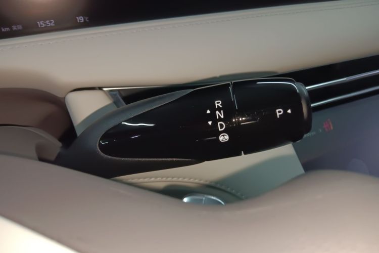 智己汽车 智己LS7 2023款 100kWh Pro四驱版中控内饰18