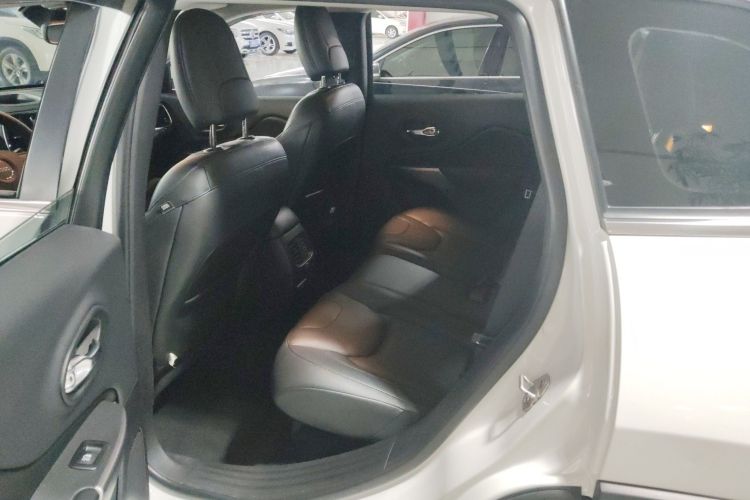 Jeep 自由光 2019款 2.0T 两驱智享版 国V中控内饰21