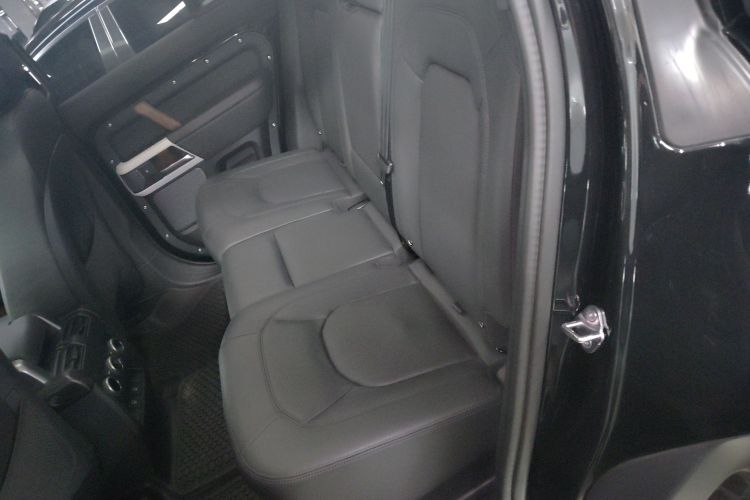 路虎卫士 2024款 110 3.0T P400 暗黑特别版中控内饰21