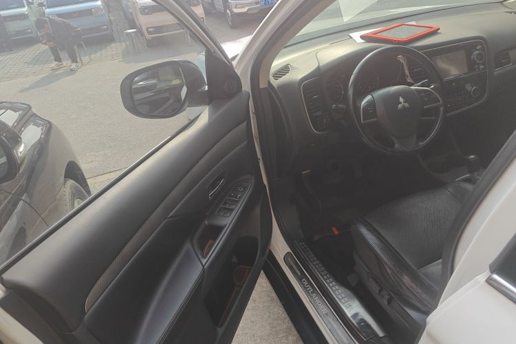 三菱 欧蓝德(进口) 2013款 2.4L 四驱豪华导航版 7座中控内饰7003