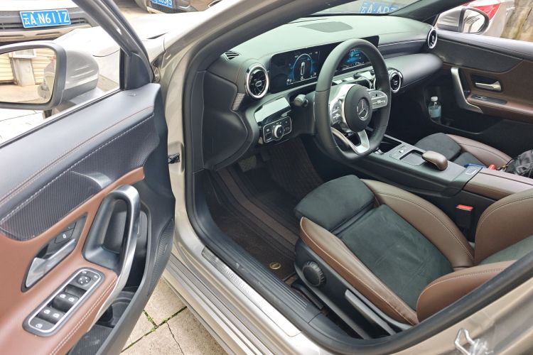 奔驰A级 2019款 A 180 L 运动轿车中控内饰20