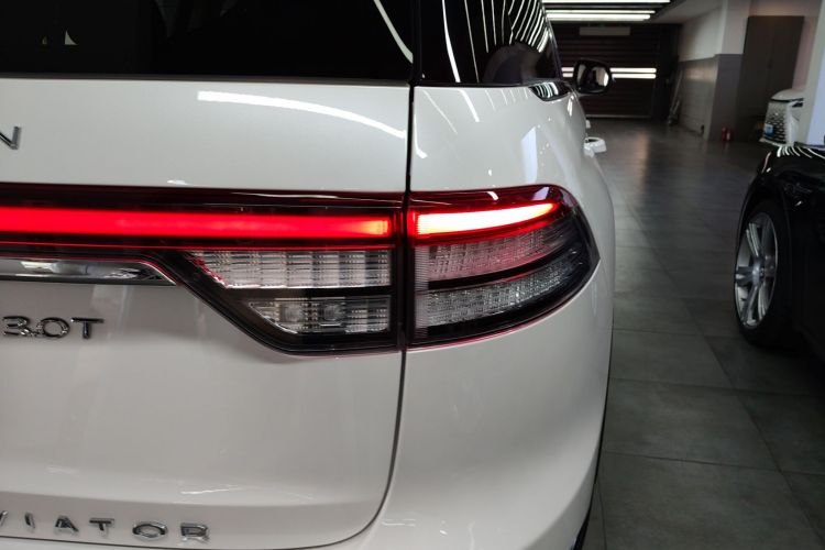 林肯 飞行家 2022款 3.0T V6 四驱尊享版车身外观9