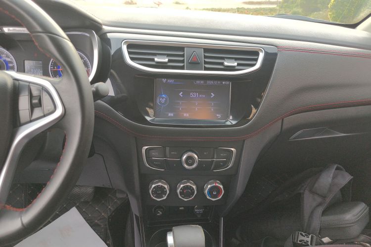 中华V3 2016款 1.5L 自动精英型中控内饰16