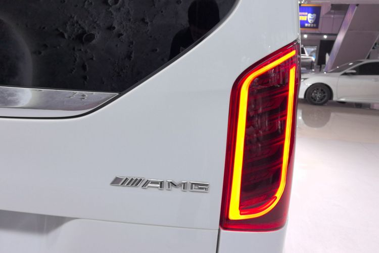 奔驰V级 2018款 V 260 尊贵版 国VI车身外观9