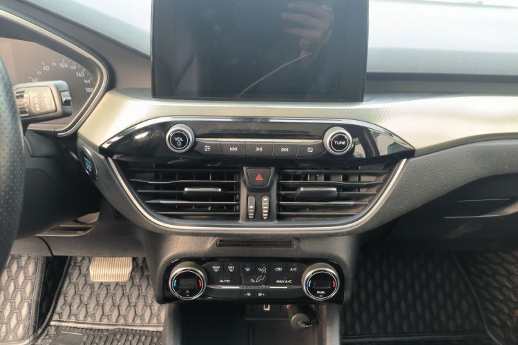 福特 福克斯 2020款 两厢 EcoBoost 180 自动锋潮型中控内饰16