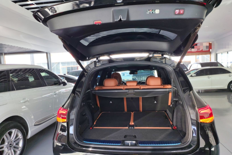 奔驰GLC 2023款 GLC 300 L 4MATIC 动感型 7座机舱底盘23