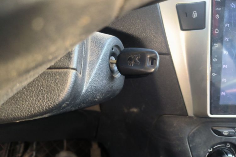 标致301 2016款 1.6L 手动舒适版中控内饰7001