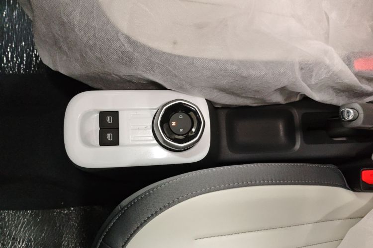 吉利银河 2025款 210km 熊猫卡丁中控内饰18