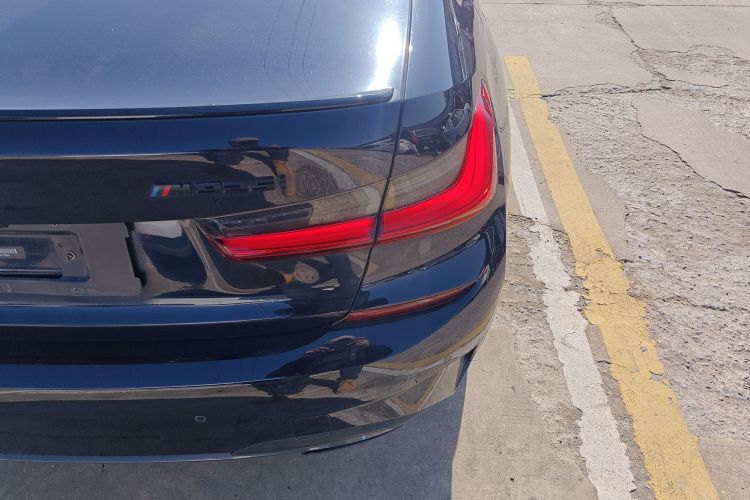 宝马3系 2020款 改款 325i M运动曜夜套装车身外观9