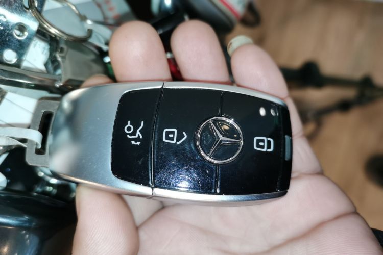 奔驰E级(进口) 2023款 改款 E 260 时尚型运动版中控内饰7001