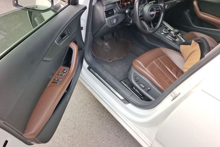 奥迪A4L 2017款 45 TFSI quattro 风尚型中控内饰7003