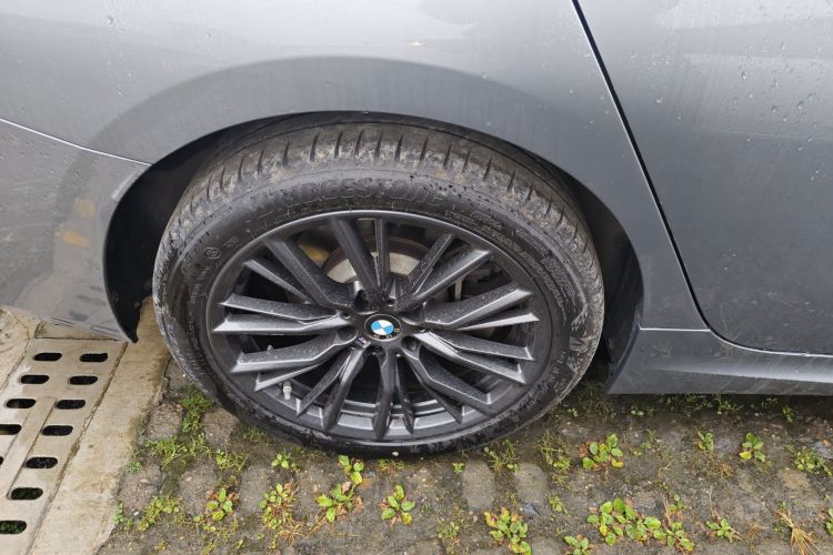 宝马3系 2023款 330i M运动曜夜套装车身外观6008