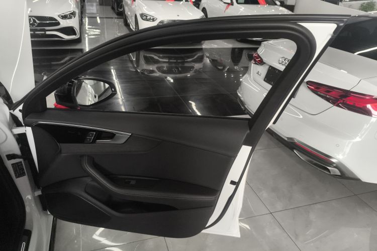 奥迪A4L 2024款 40 TFSI 豪华动感型中控内饰7005