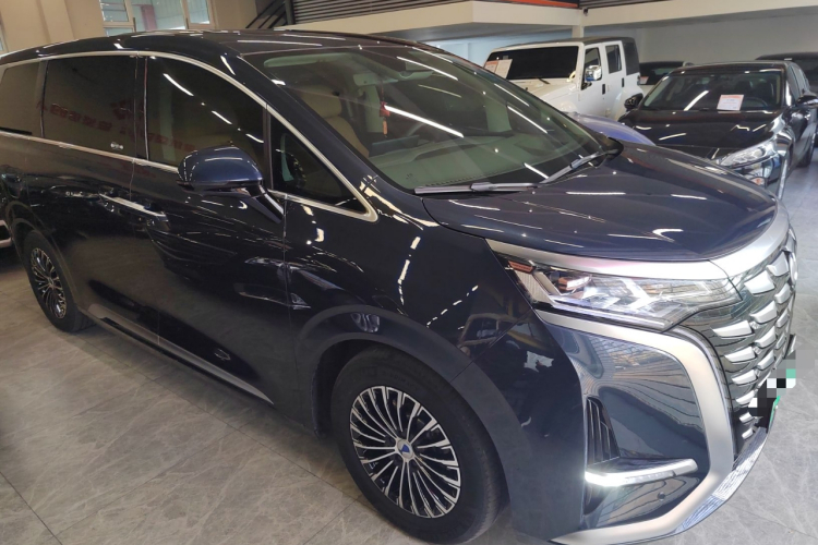 腾势D9 2022款 DM-i 970 四驱旗舰型车身外观3