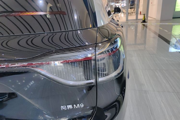 鸿蒙智行 问界M9 2024款 增程 Max版 42kWh 5座版车身外观9