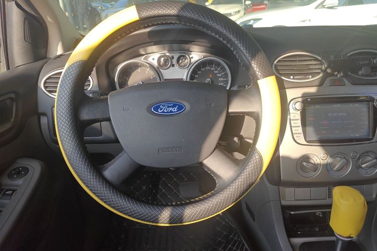 福特 福克斯 2013款 两厢经典 1.8L 自动基本型中控内饰13