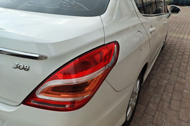 标致308 2014款 乐享版 经典 1.6L 手动优尚型车身外观9