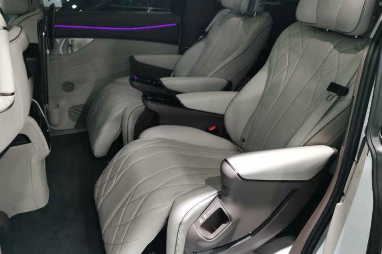 腾势D9 2022款 DM-i 970 四驱尊荣型中控内饰21