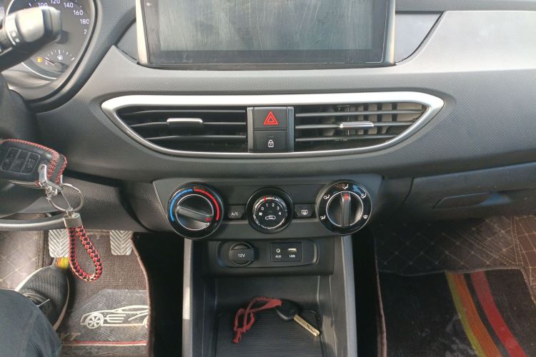 现代 悦动 2017款 1.6L 手动悦目版GL中控内饰16