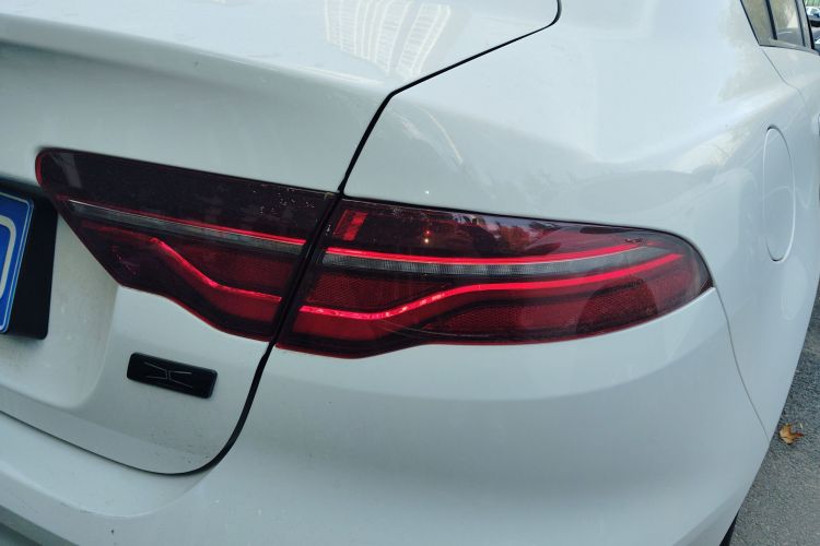 捷豹XEL 2025款 2.0T 250PS R-DYNAMIC 90周年典藏版车身外观9