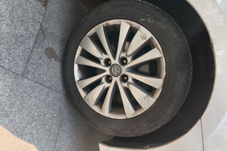 雪铁龙 世嘉 2013款 三厢 2.0L 自动品悦型车身外观10