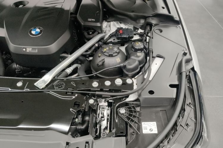 宝马5系 2024款 525Li 豪华套装机舱底盘26