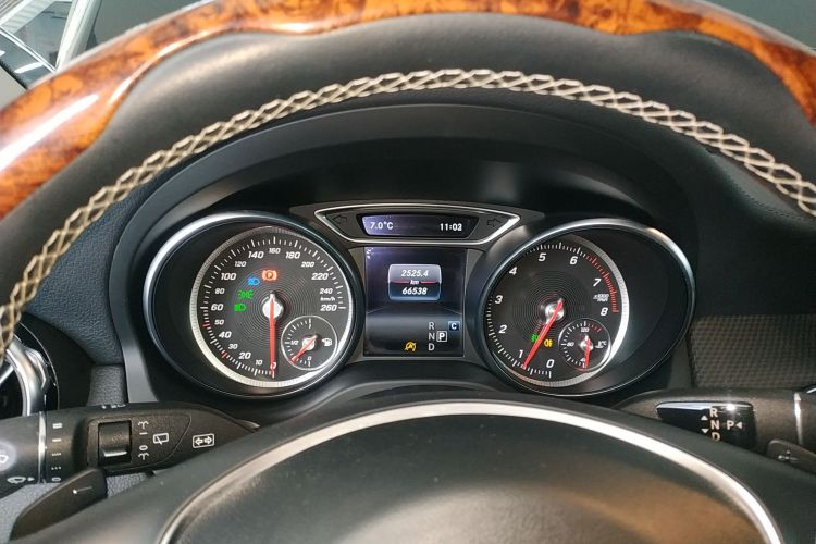 奔驰GLA 2017款 GLA 220 4MATIC 豪华型中控内饰14