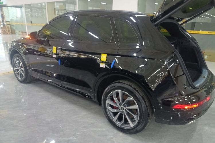 奥迪Q5L 2025款 45周年典藏版 40 TFSI 豪华动感型车身外观4