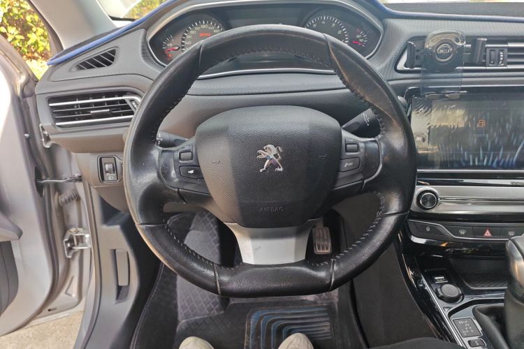 标致308 2016款 1.6L 自动豪华版中控内饰13