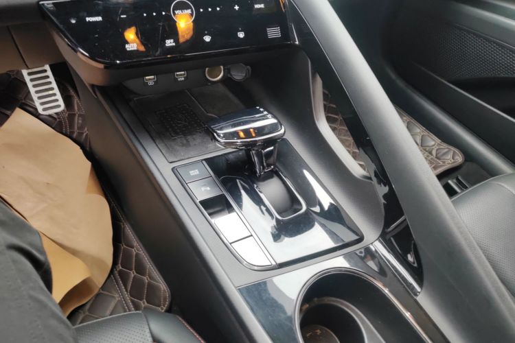 现代 伊兰特 2022款 240TGDi DCT LUX尊贵版中控内饰18