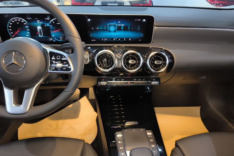 奔驰A级 2020款 改款二 A 180 L 运动轿车局部细节16