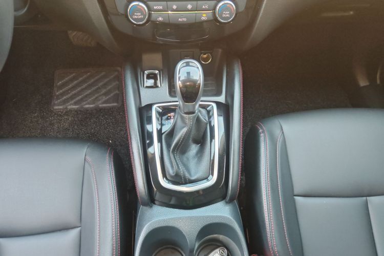 日产 逍客 2023款 经典 2.0L CVT XV舒适版中控内饰18