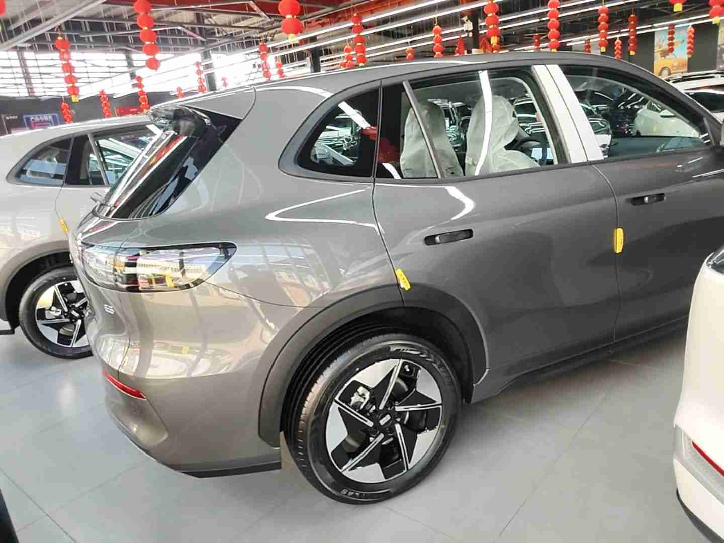 车辆右后45度外观展示