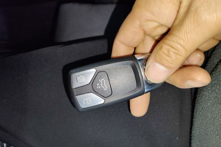 奥迪A4L 2024款 40 TFSI quattro RS套件燃速型中控内饰7001