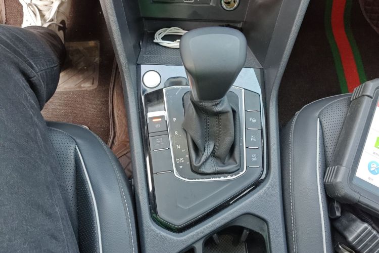 大众 途观L 2023款 改款 330TSI 自动两驱R-Line越享版中控内饰18