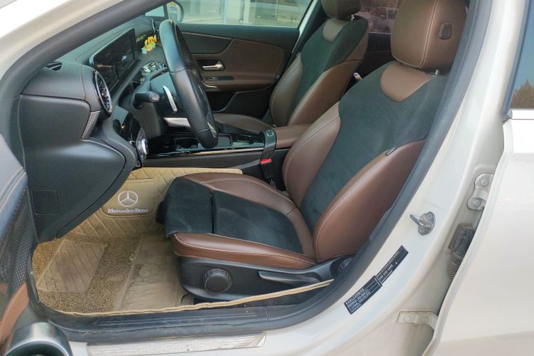 奔驰A级 2020款 A 180 L 运动轿车中控内饰19