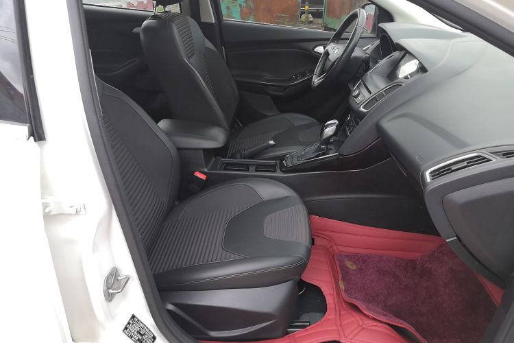 福特 福克斯 2018款 三厢经典 EcoBoost 180 自动精英型局部细节41