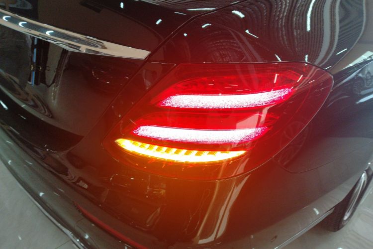 奔驰E级 2020款 E 260 L车身外观9