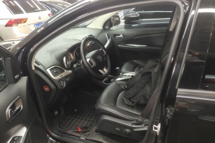 道奇 酷威 2013款 2.4L 两驱尊尚版中控内饰19