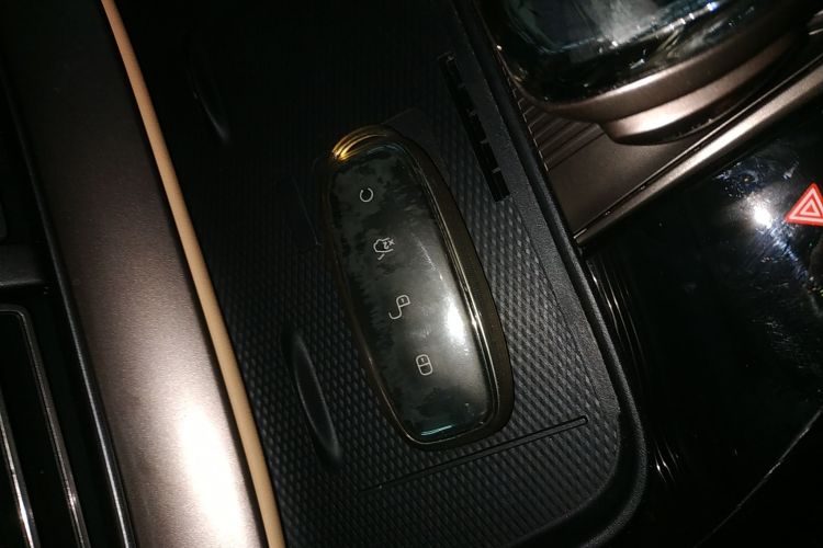 腾势D9 2022款 DM-i 1040 尊贵型中控内饰11