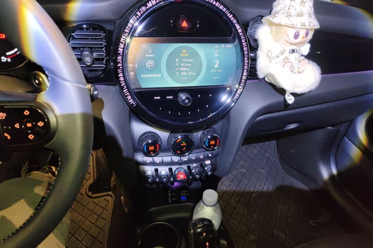 MINI 2023款 改款 2.0T COOPER S 艺术家中控内饰16