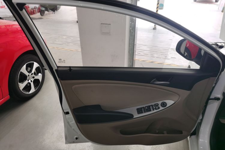 现代 瑞纳 2014款 1.4L 自动智能型GLS中控内饰47