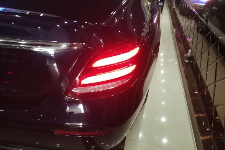 奔驰E级 2016款 E 300 L 时尚型车身外观9