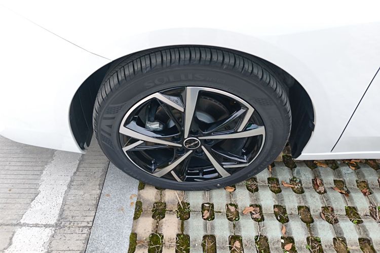 荣威i5 2023款 1.5L CVT尊荣版车身外观6007