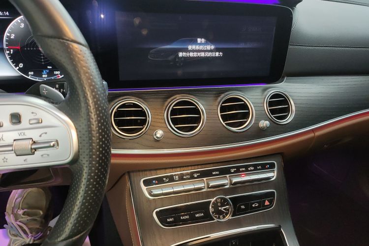 奔驰E级 2020款 E 260 L 运动型中控内饰16