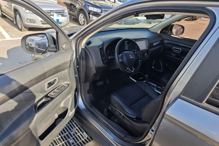 三菱 欧蓝德 2019款 2.0L 两驱畅享版 7座 国VI中控内饰20