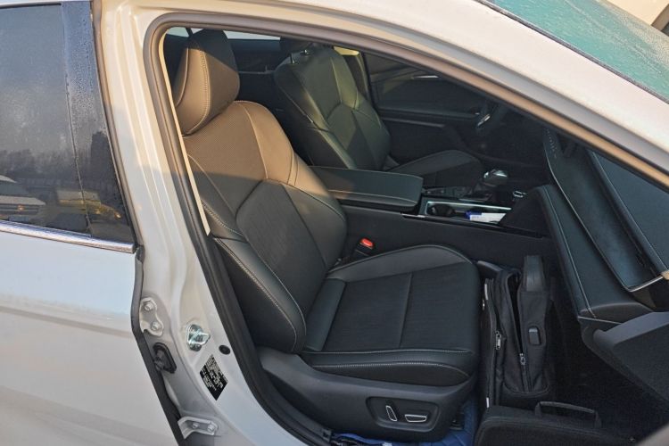 丰田 凯美瑞 2024款  双擎 2.0HG 尊贵版局部细节41